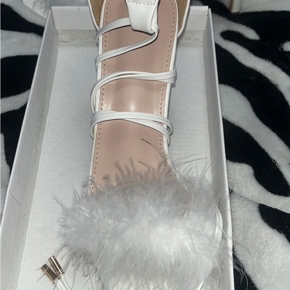 White feather/fluffy heels size 40 /8.5 - Picture 3 of 3